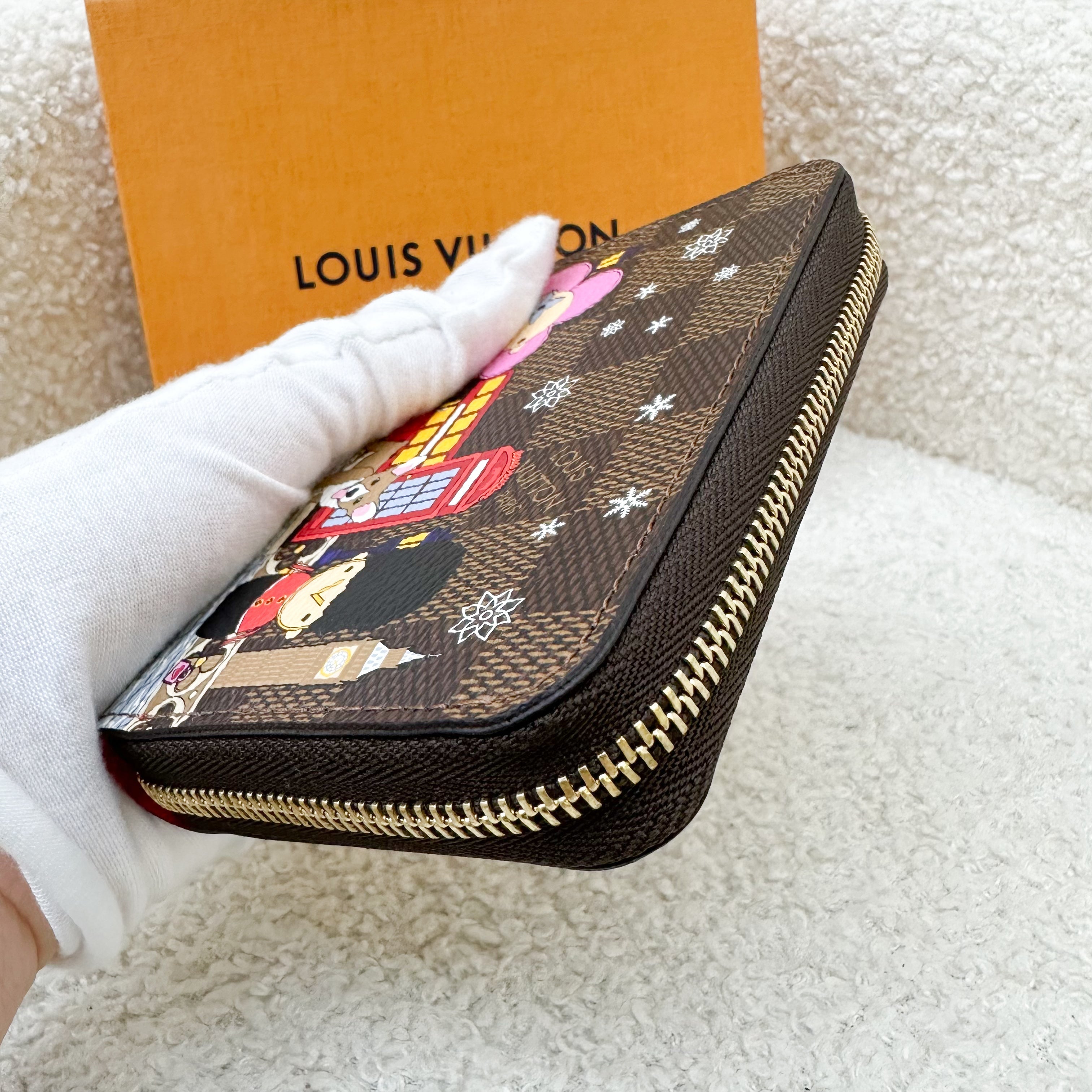 LV Zippy Small Wallet / Card Holder in Vivienne in London Christmas 2021 Canvas and GHW