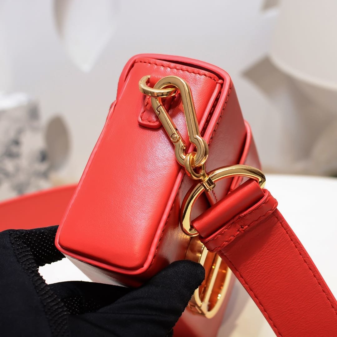 30 MONTAIGNE FLAP BAG