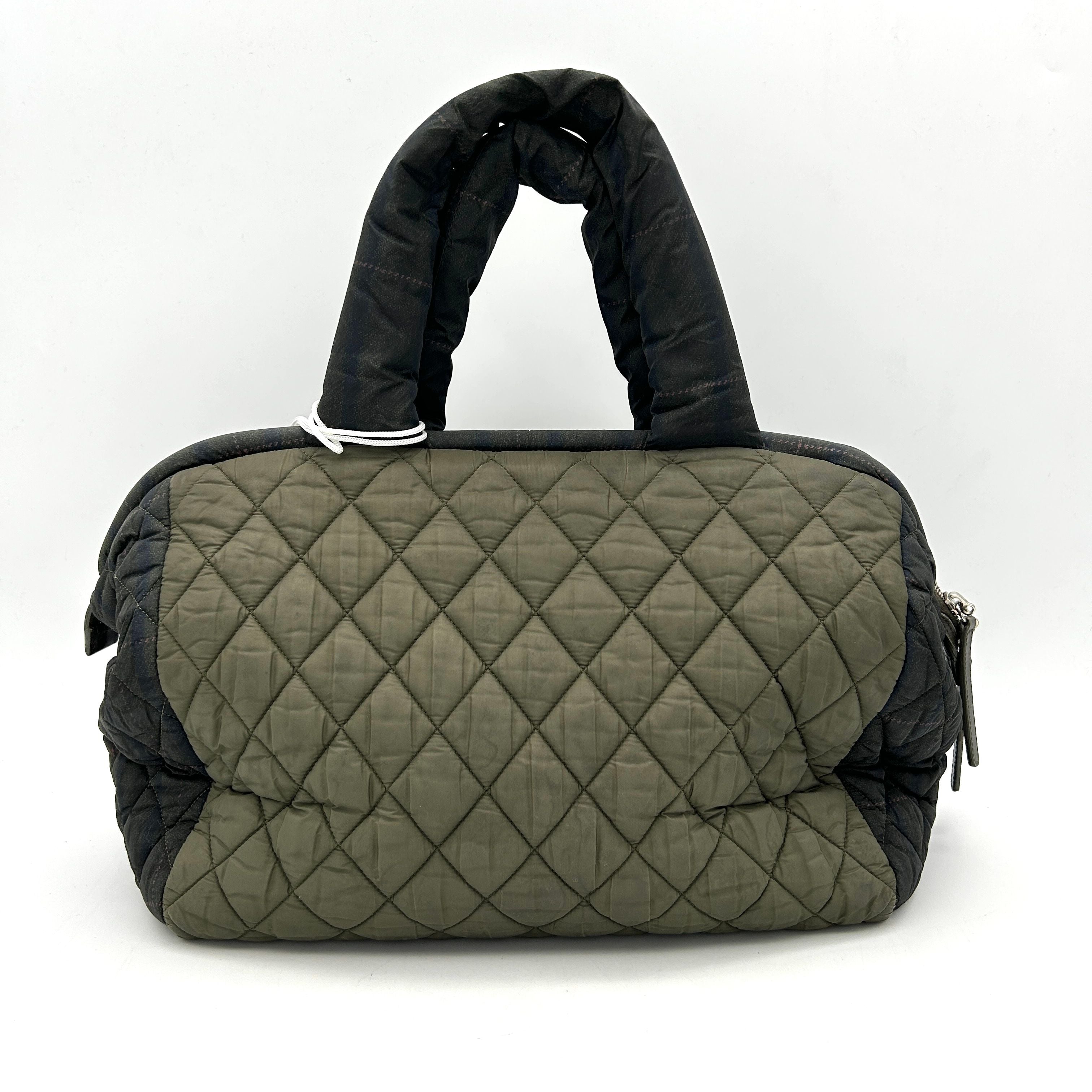 Cocoon cloth handbag Chanel Green in Cloth LA6354