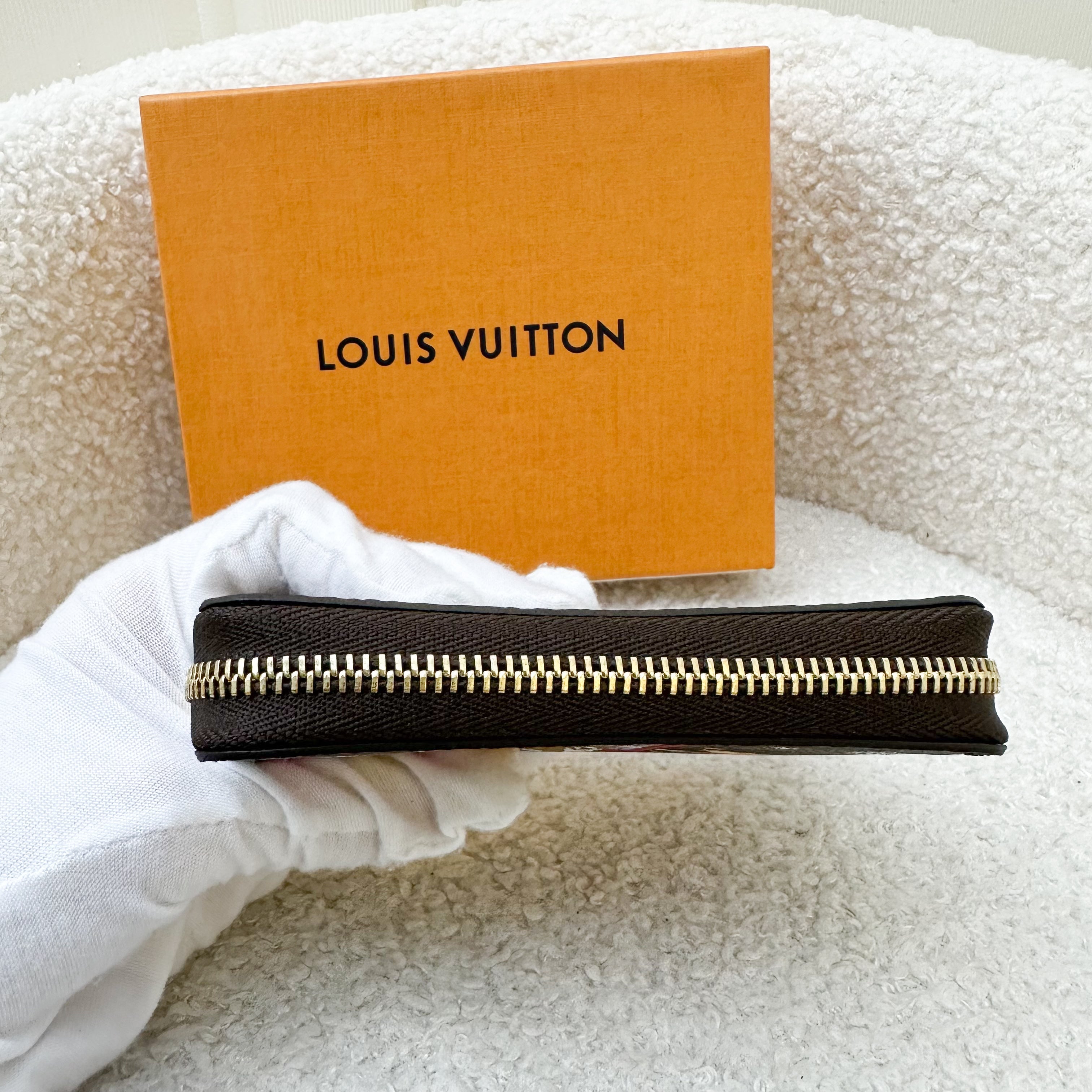 LV Zippy Small Wallet / Card Holder in Vivienne in London Christmas 2021 Canvas and GHW