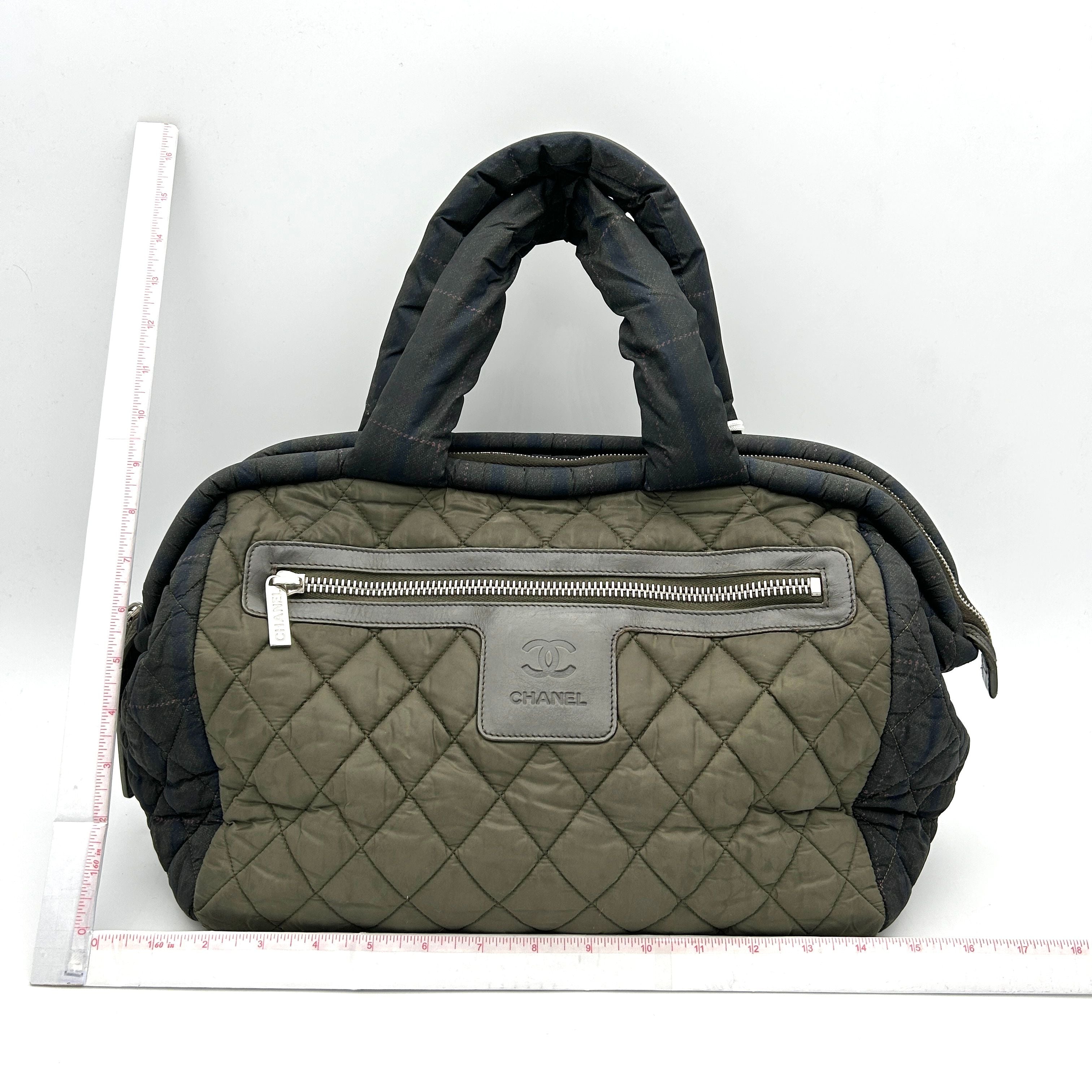 Cocoon cloth handbag Chanel Green in Cloth LA6354
