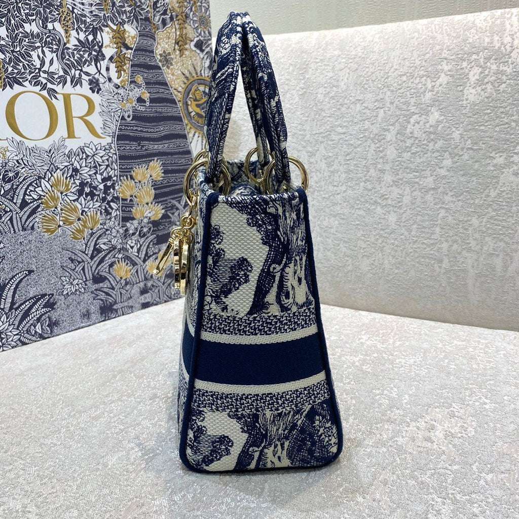 GLAMI MeGLAMIum Lady D-Lite Bag Blue Toile de Jouy Reverse Embroidery, Blue Handbags, Crossbody Bags, 24cm CD M0565ORGO_M928