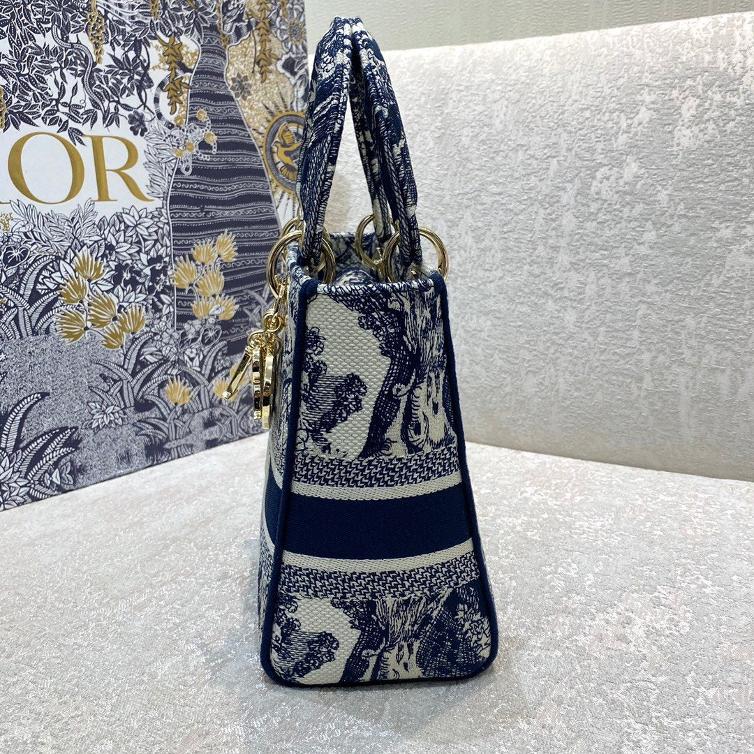 GLAMI MeGLAMIum Lady D-Lite Bag Blue Toile de Jouy Reverse Embroidery, Blue Handbags, Crossbody Bags, 24cm CD M0565ORGO_M928