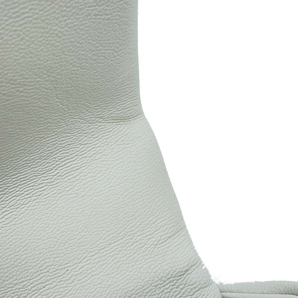 CHANEL CHANEL19 ChainShoulder Bag IvoryAS1160 Lambskin