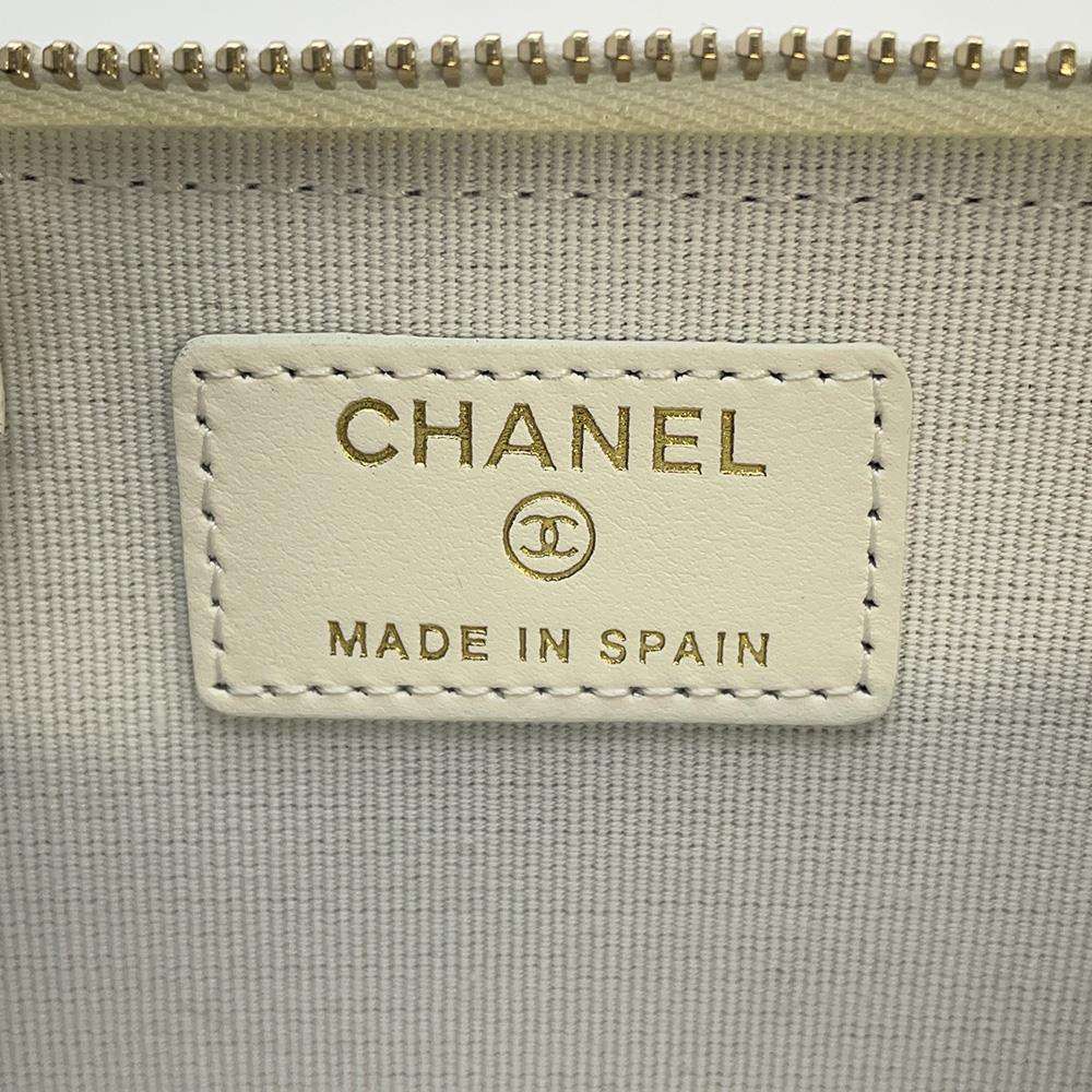 CHANEL Matelasse Zip Keychain WhiteAP0221 Caviar Leather