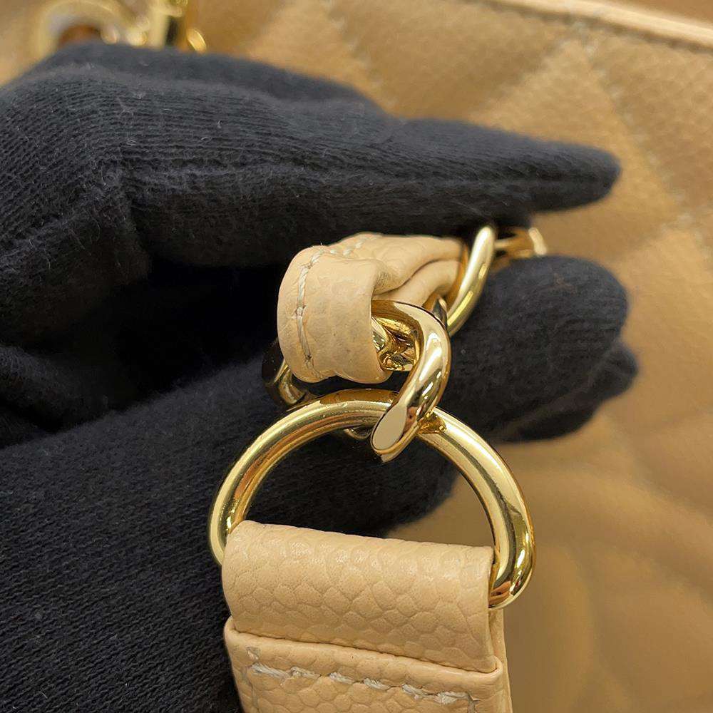 CHANEL CC Logo Matelasse GST BeigeA50995 Caviar Leather