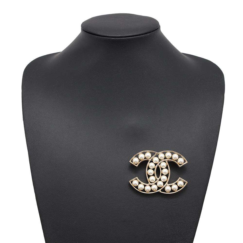 CHANEL CC Logo Faux Pearl Brooch Champagne GoldA64978 Metal