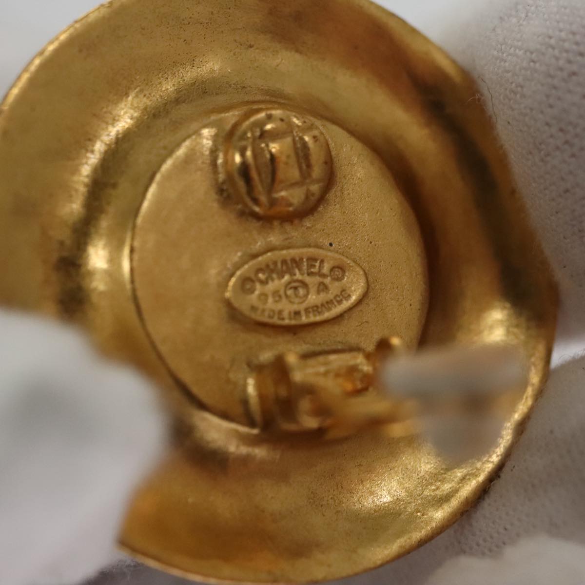 CHANEL Earring metal Gold CC 106286