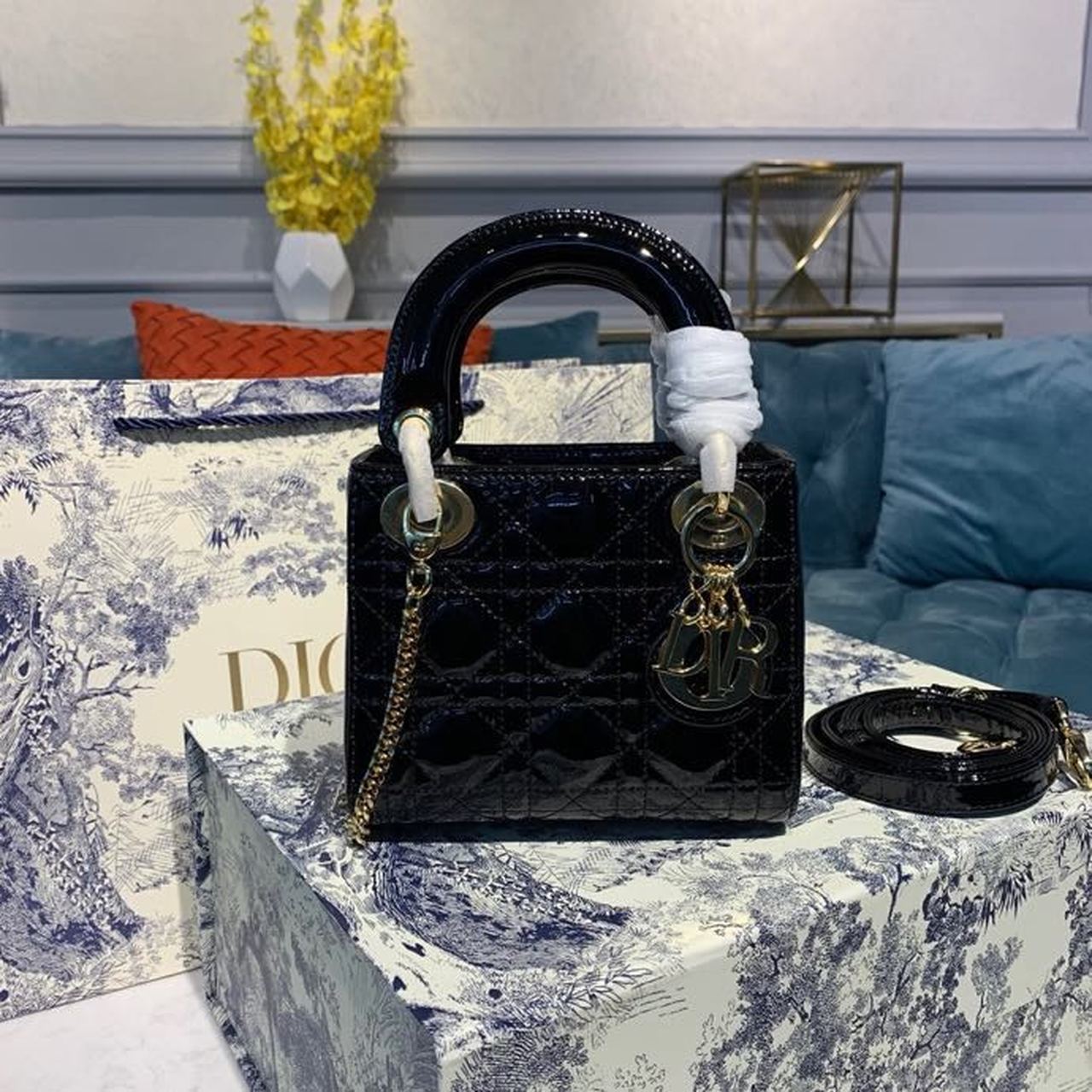 GLAMI Mini Lady Bag with Chain Gold Toned Hardware Spring/Summer Collection, Black, For Women WomenÃ¢â‚¬â„¢s Handbags, 18cm CD