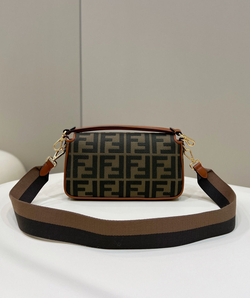 FI Baguette Khaki For Women, WomenÃ¢â‚¬â„¢s Handbags, Shoulder And Crossbody Bags, 10.6in/27cm FF 8BR600