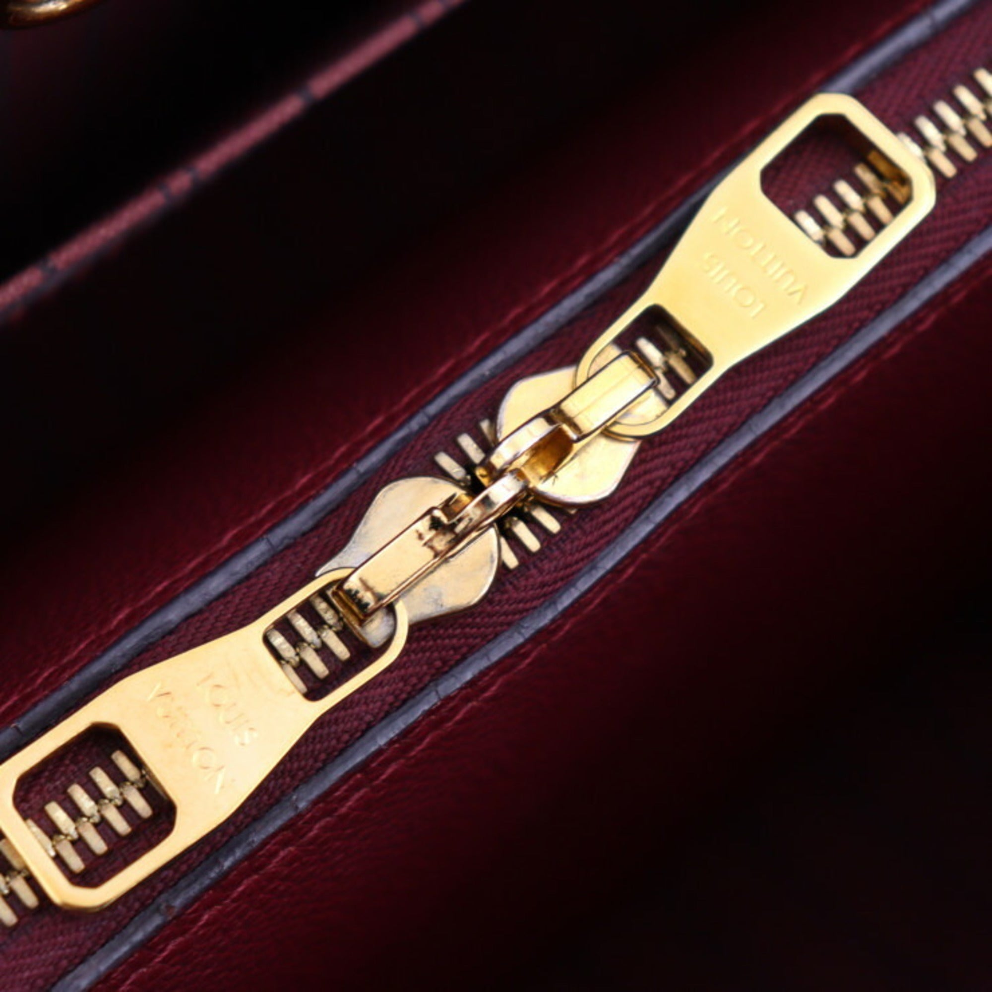 Sophisticated Copper Leather Handbag with Timeless Elegance
