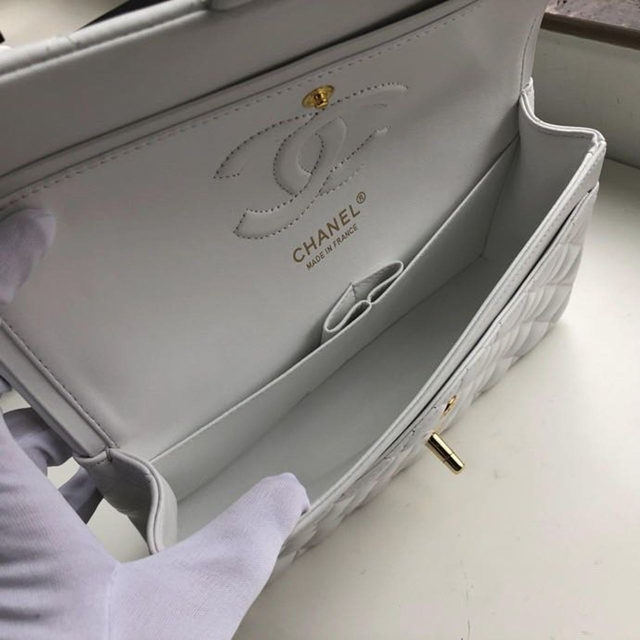 CHL Classic Handbag Gold Toned Hardware White For Women, Women’s Bags, Shoulder And Crossbody Bags 10.2in/26cm A01112