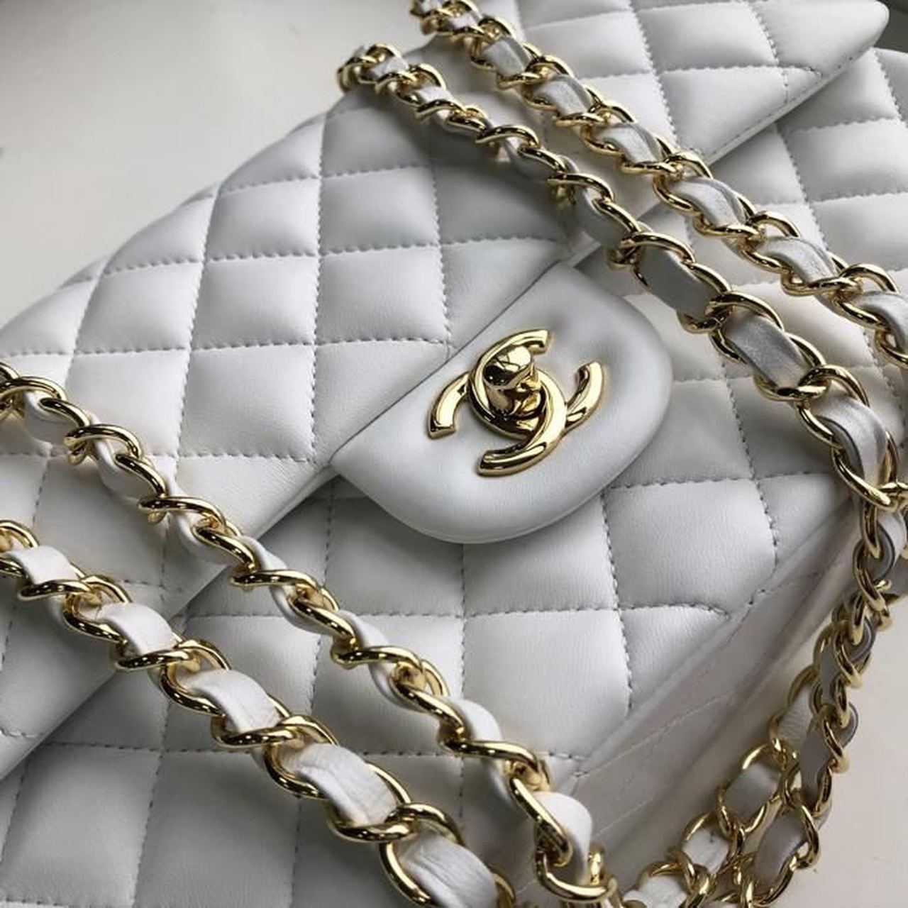 CHL Classic Handbag Gold Toned Hardware White For Women, Women’s Bags, Shoulder And Crossbody Bags 10.2in/26cm A01112
