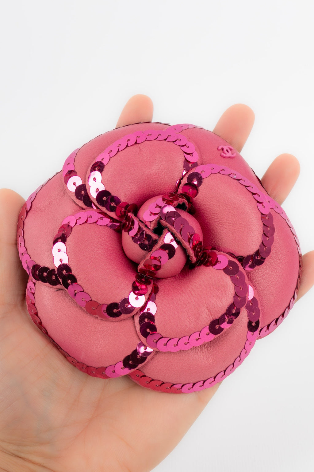 Broche camÃƒÆ’Ã‚Â©lia en cuir Chanel