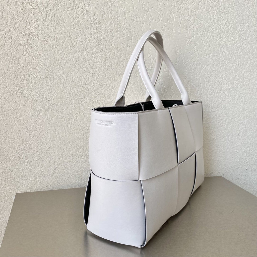 GLAMI Arco Tote Bag For Women 16.14in/41cm In White 609175VMAY39041