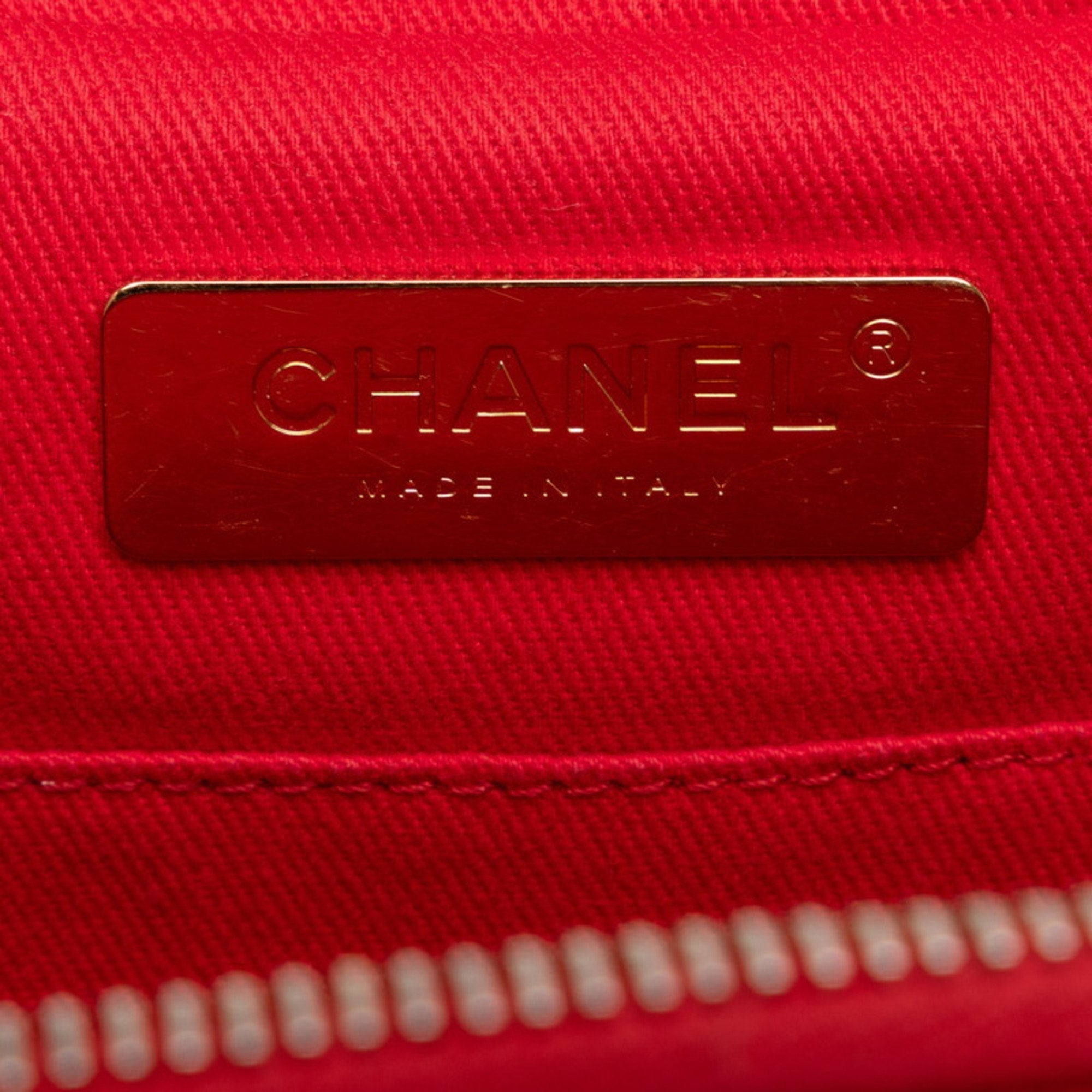Chanel Padded Leather Handbag in Good Condition