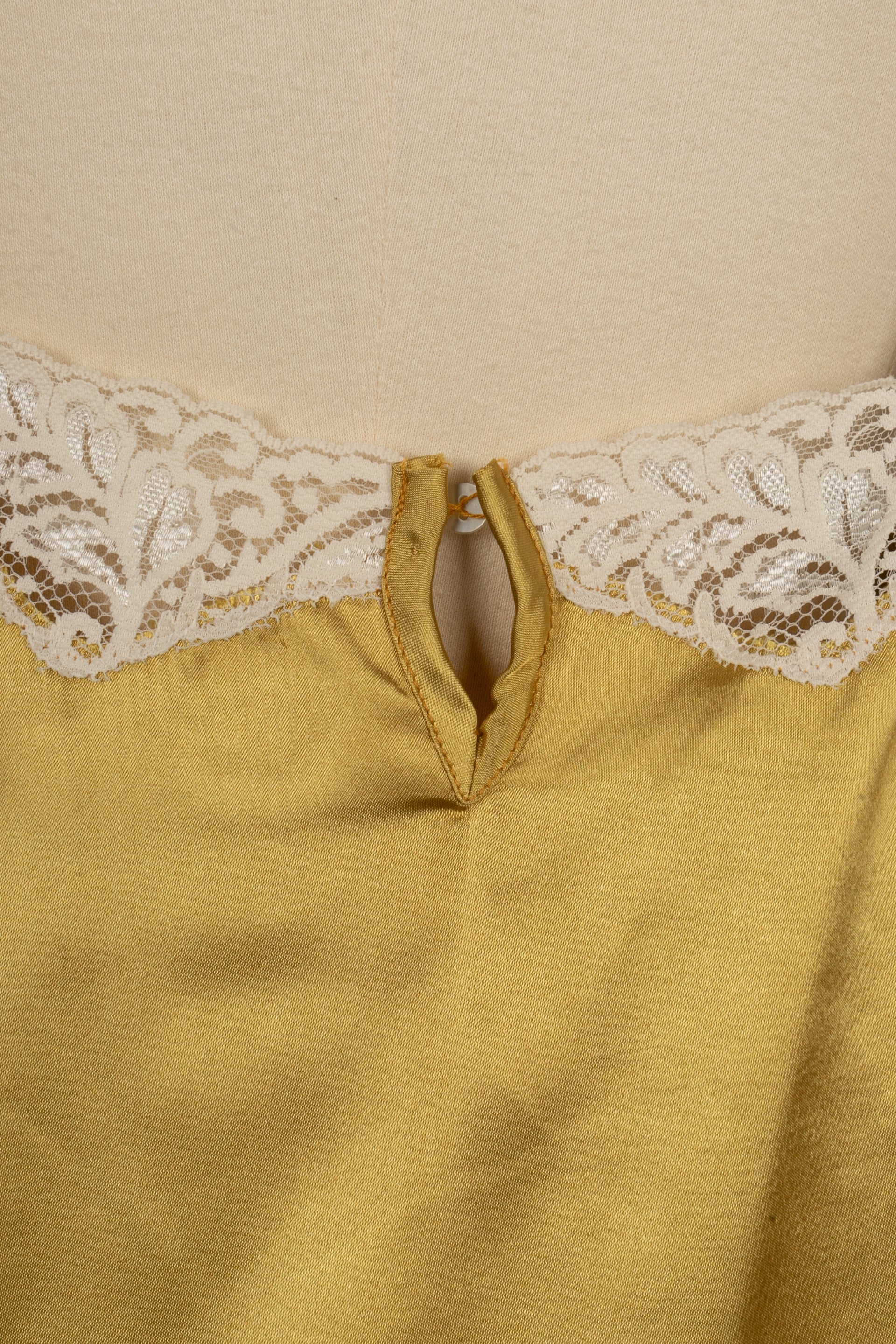 DÃƒÆ’Ã‚Â©shabillÃƒÆ’Ã‚Â© en satin  Nina Ricci