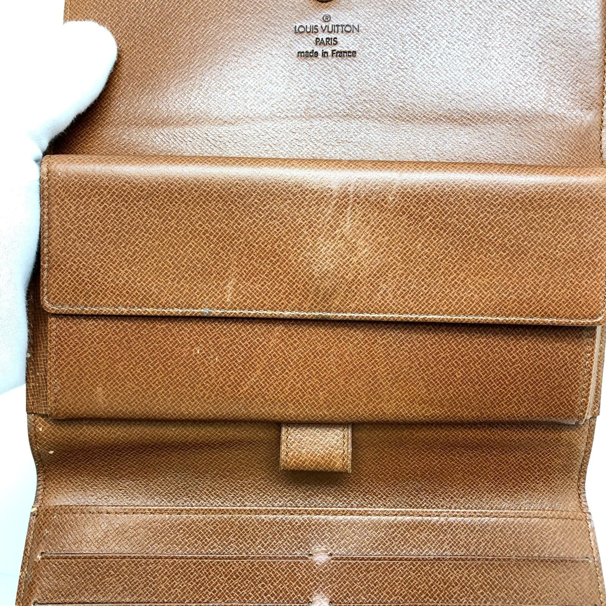 Louis Vuitton International  Canvas Wallet  ()