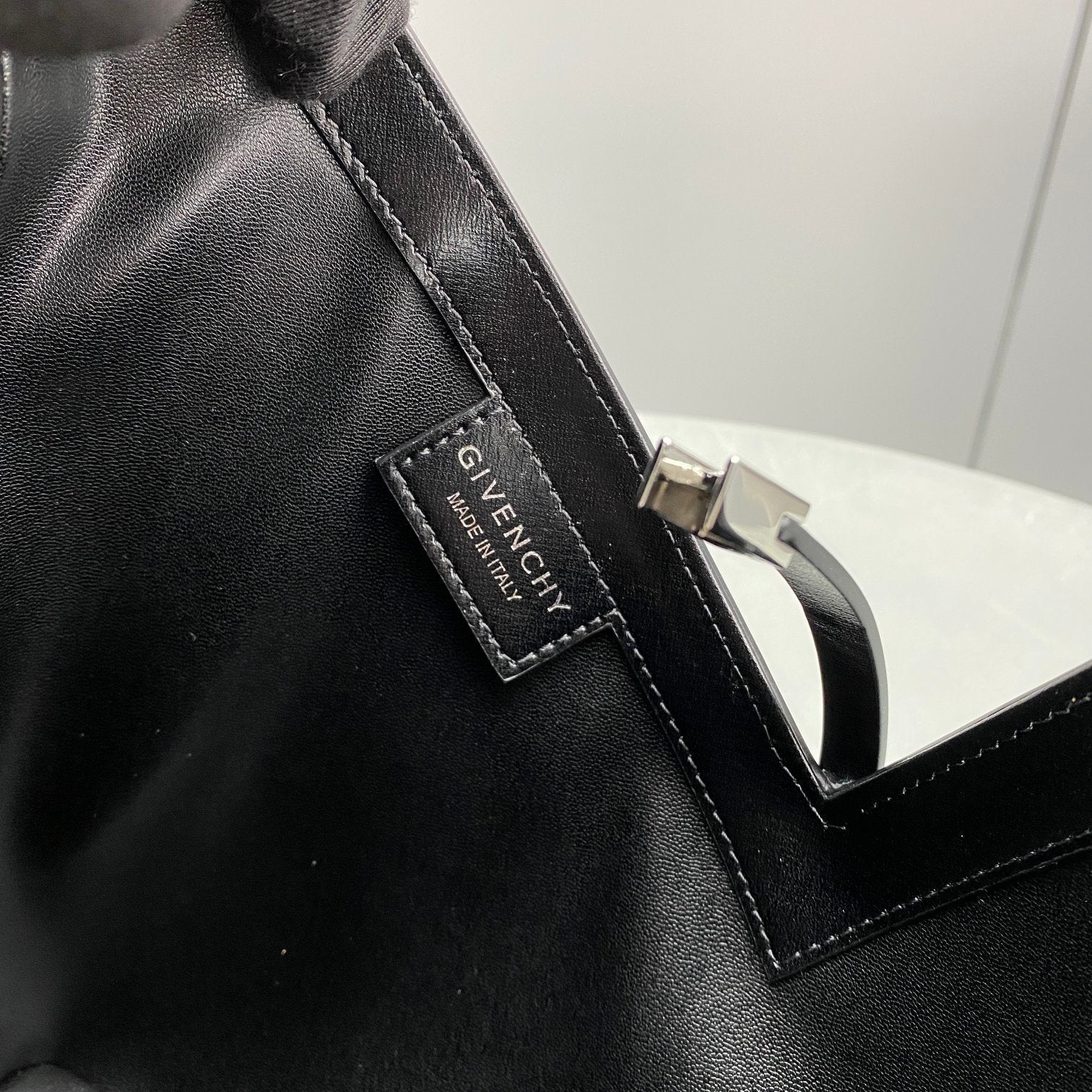 gv Small Cut Out Bag Black For Women, Handbags, Shoulder Bags 10.6in/27cm GVCÃ‚Â 