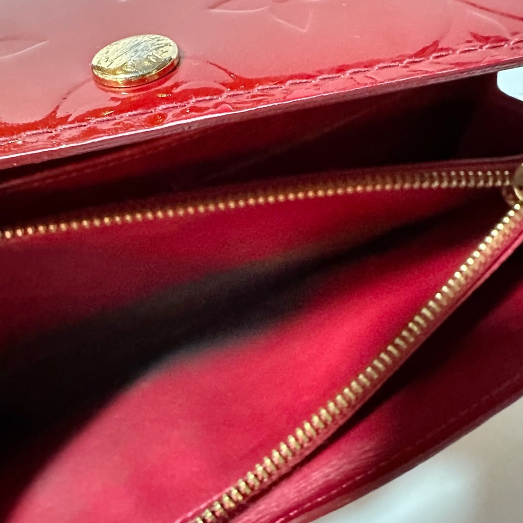 Louis Vuitton Sarah  Patent Leather Wallet  ()