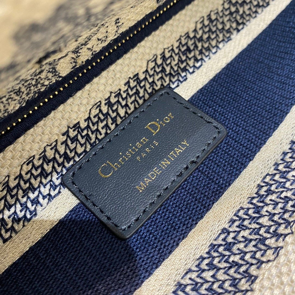 GLAMI MeGLAMIum Lady D-Lite Bag Blue Toile de Jouy Reverse Embroidery, Blue Handbags, Crossbody Bags, 24cm CD M0565ORGO_M928