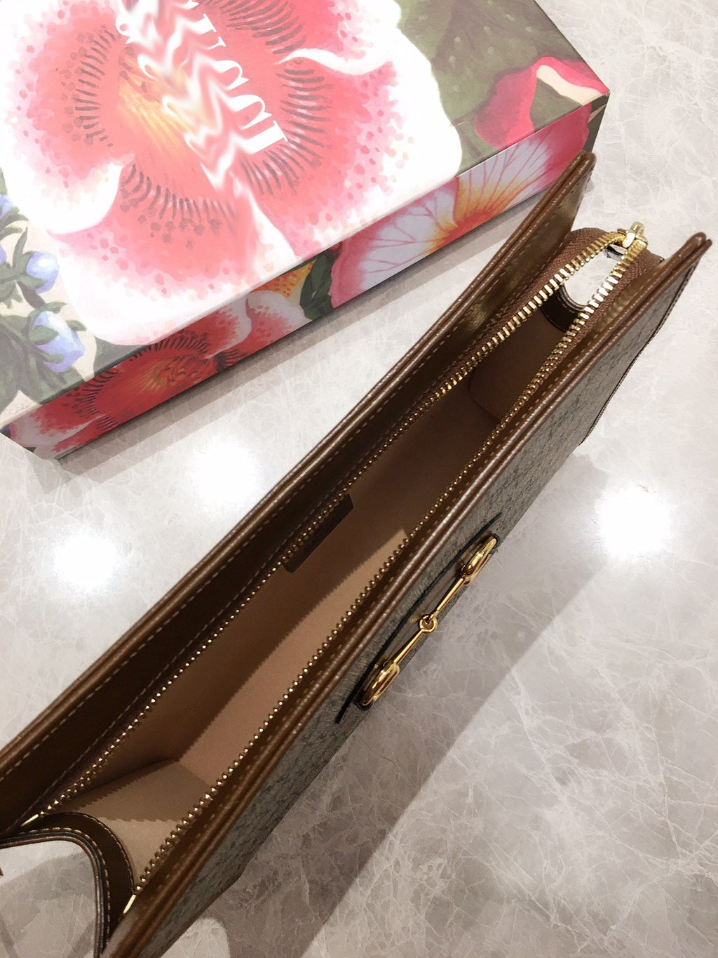 GC127 10x7.9x2.4inch
