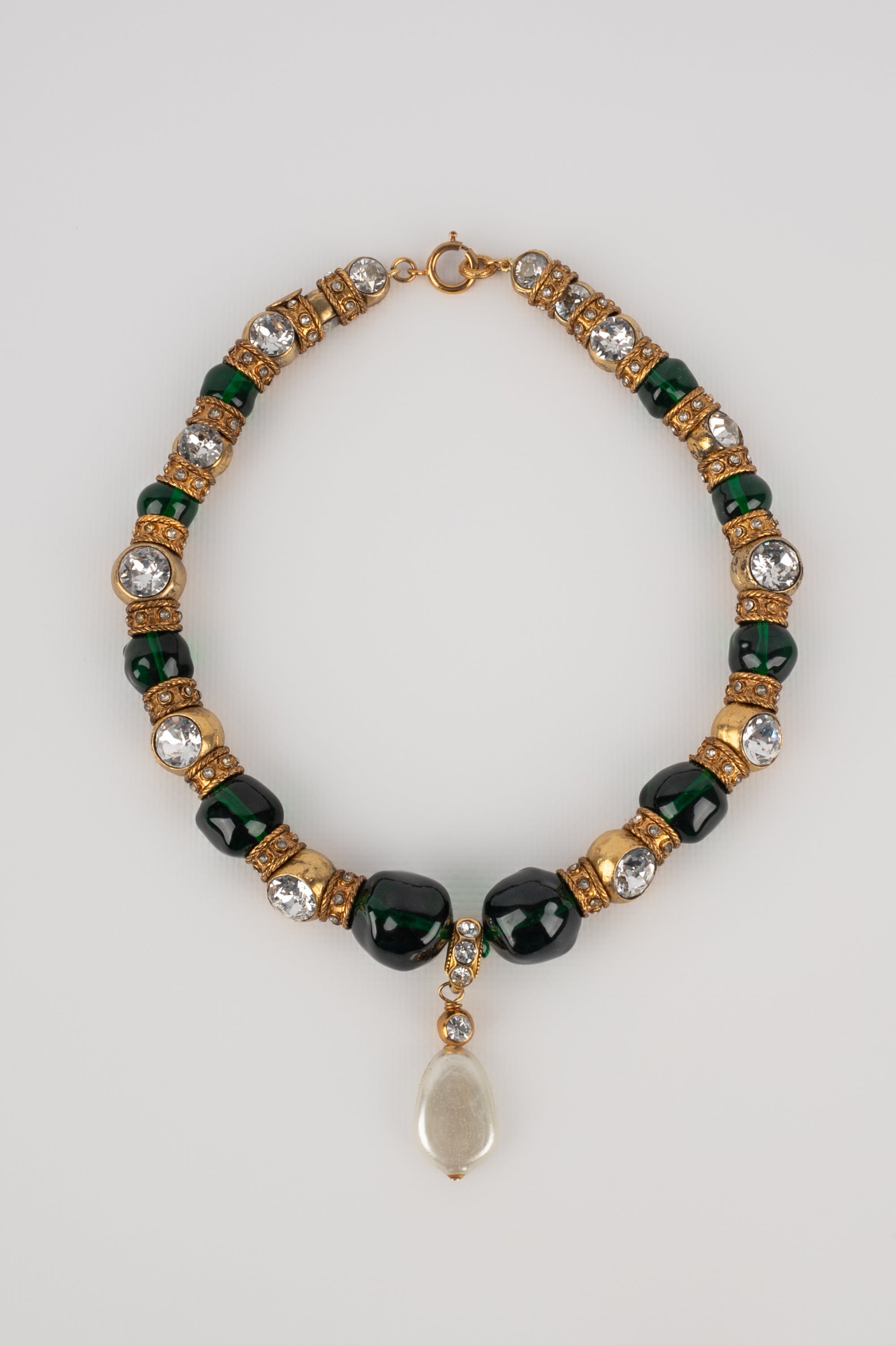 Collier court Chanel