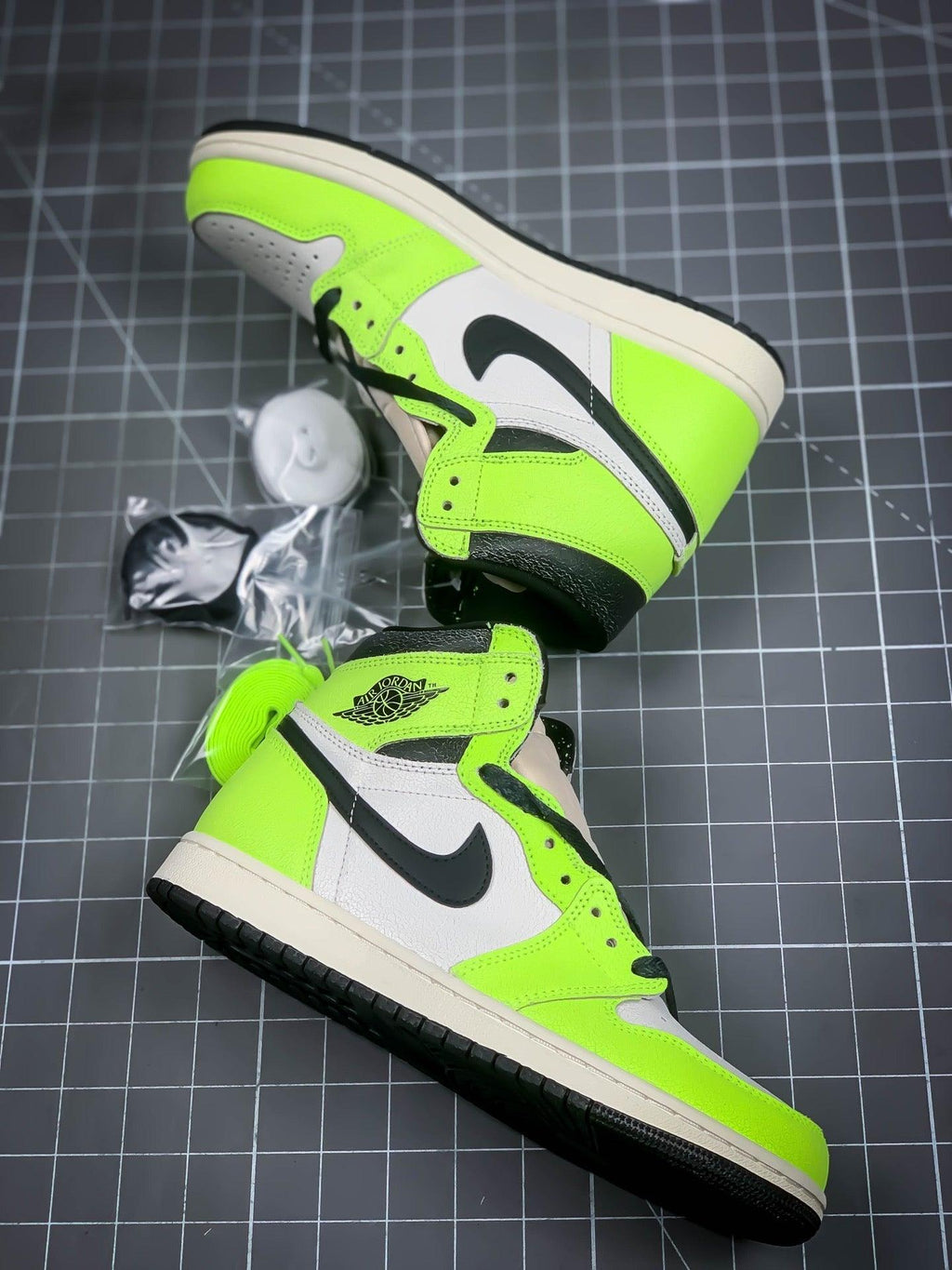 Designer Air Jordan 1 Retro High Og "ObsiGLAMIan" GlamIuoresGLAMInt Green