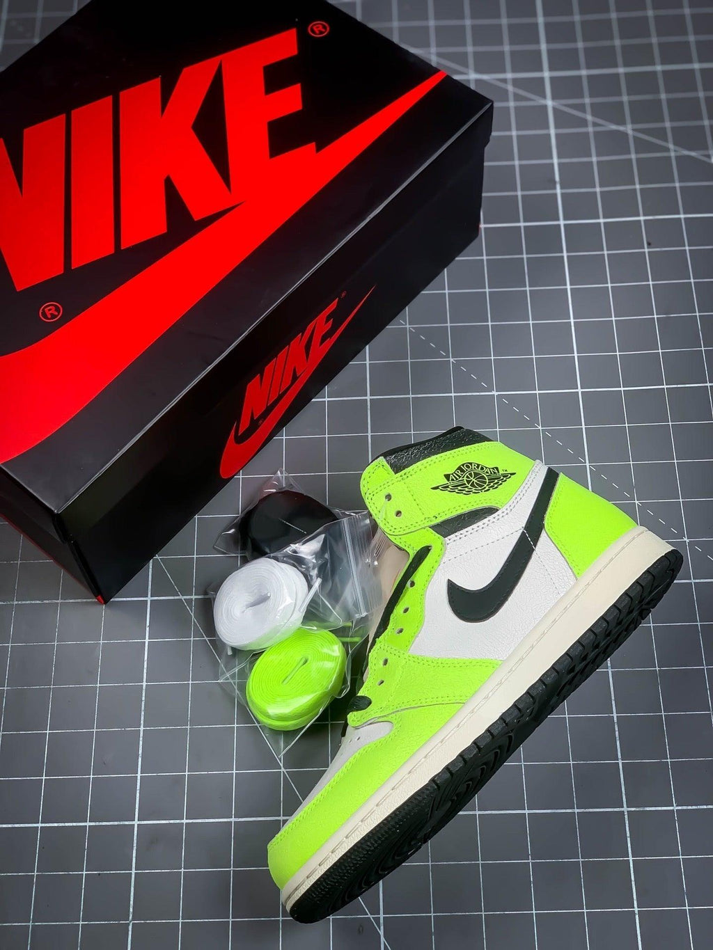 Designer Air Jordan 1 Retro High Og "ObsiGLAMIan" GlamIuoresGLAMInt Green