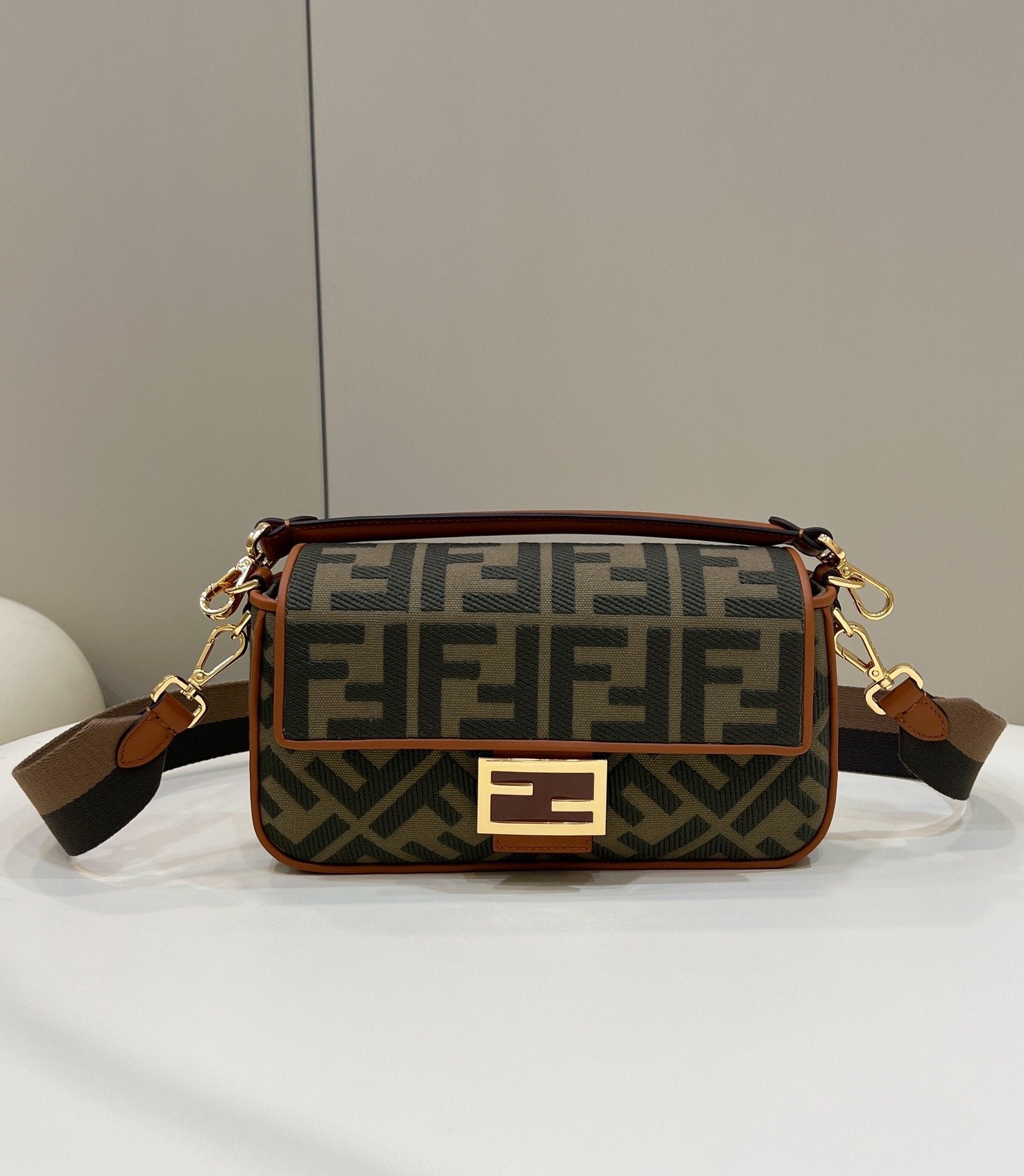 FI Baguette Khaki For Women, WomenÃ¢â‚¬â„¢s Handbags, Shoulder And Crossbody Bags, 10.6in/27cm FF 8BR600