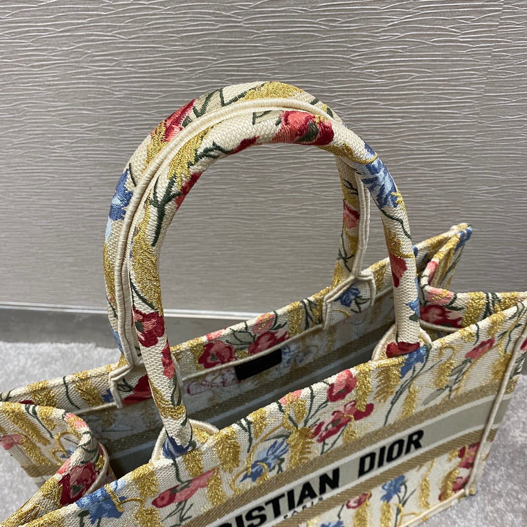 GLAMI MeGLAMIum Book Tote in Hibiscus Metallic Thread Embroidery Bag For Women 14in/36cm CD