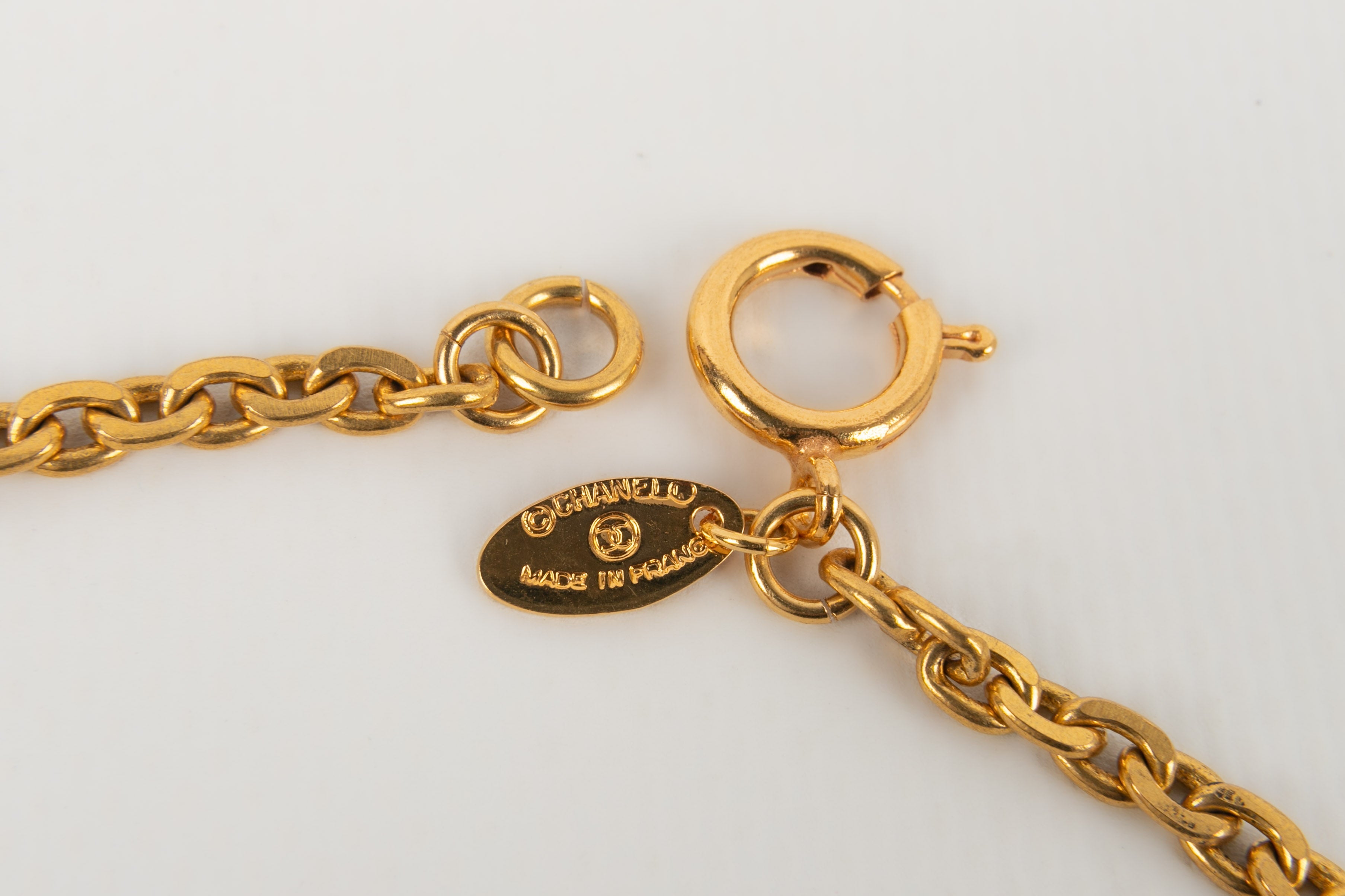Collier / Sautoir en mÃƒÆ’Ã‚Â©tal dorÃƒÆ’Ã‚Â© Chanel 1980's