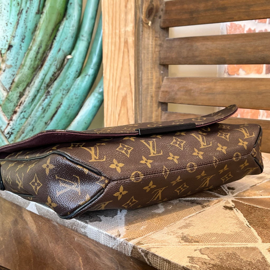 LOUIS VUITTON District MM Monogram Macassar Canvas Messenger Bag
