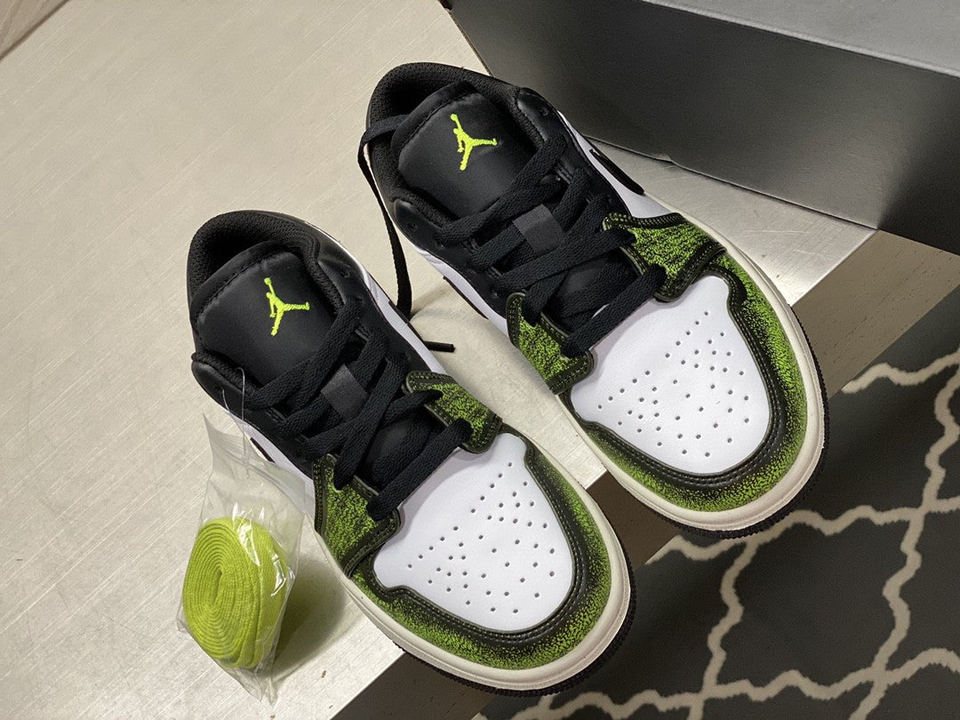 Ã‚Â GLAMI Jordan 1 Low ‘White Black Green’ For Men DO8244-003