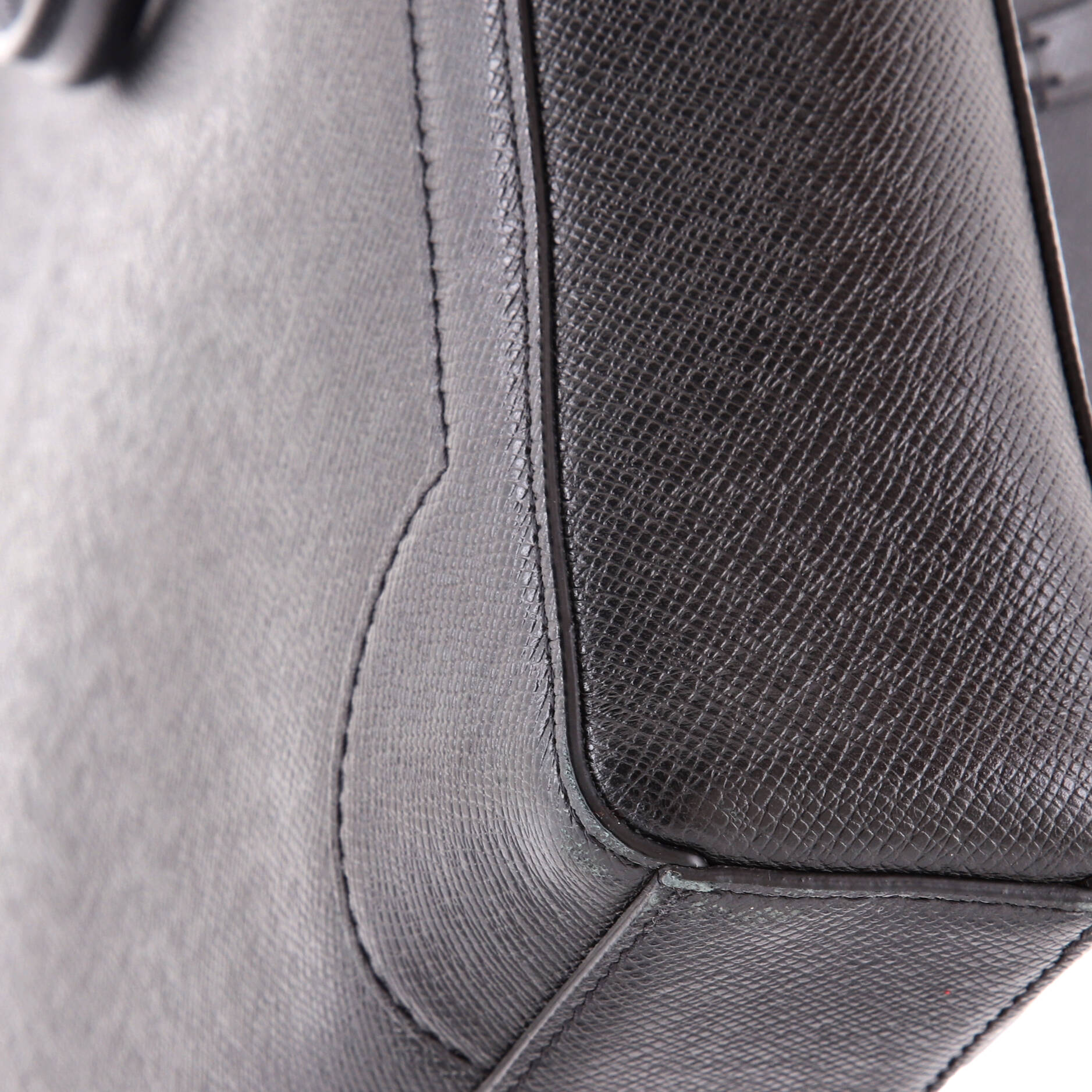 Louis Vuitton Vertical Tote Taiga Leather