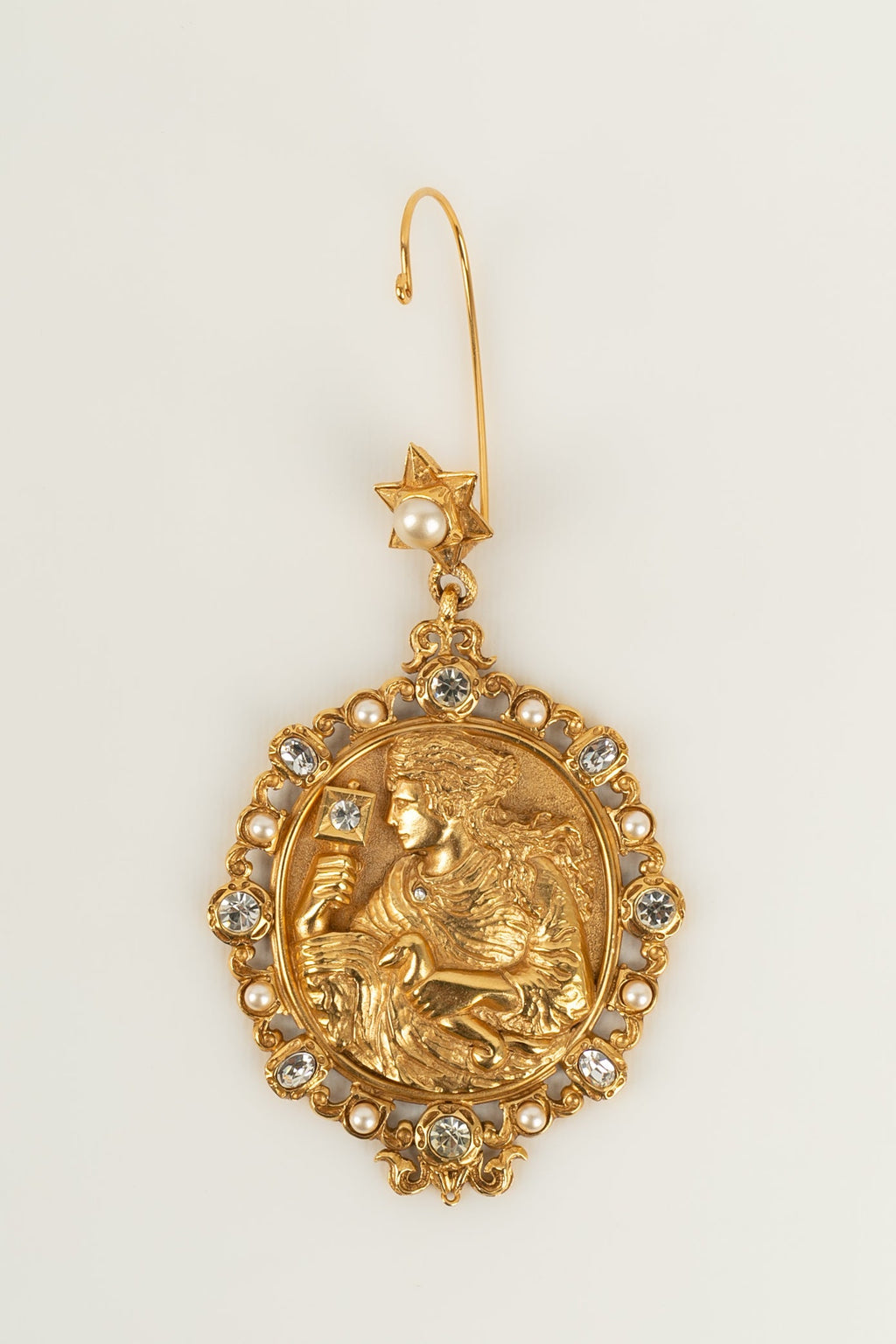 Boucle d'oreille Christian Dior Haute Couture circa 1990