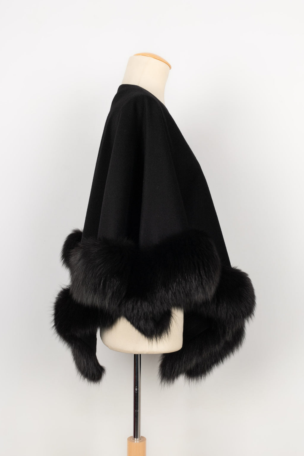 Cape Guy Laroche