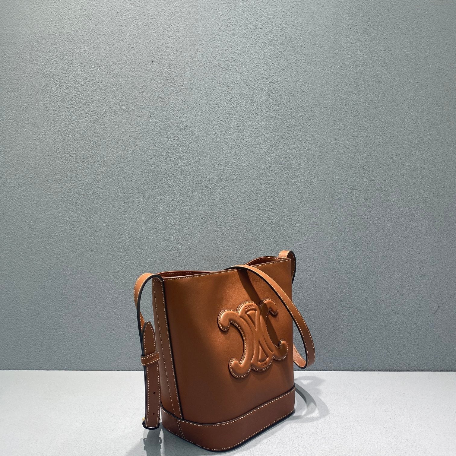 GLAMI Small Bucket Cuir Triomphe Brown For Women 9in/22cm 198243DU3.04LU