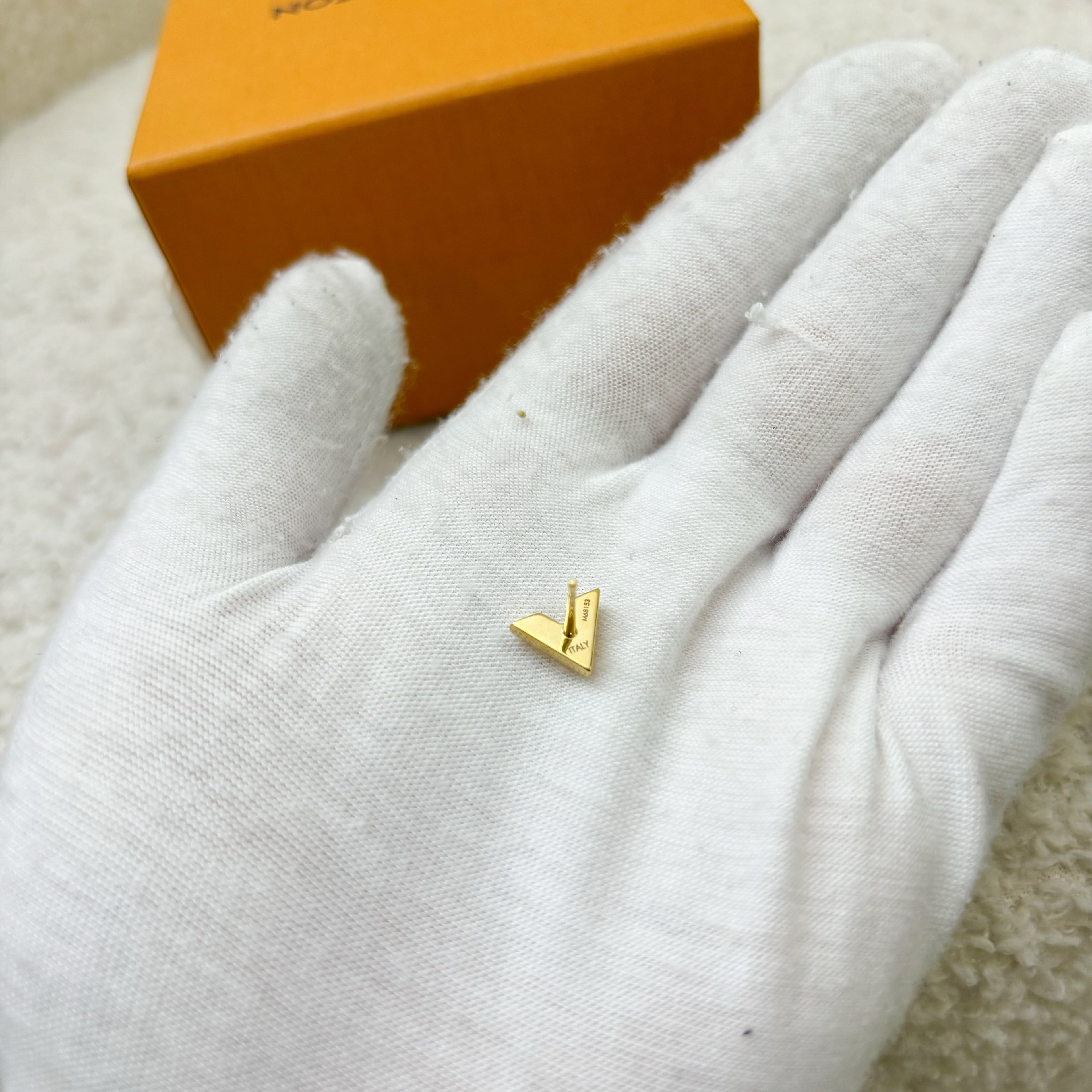 LV Essential V Stud Earrings in Gold tone HW