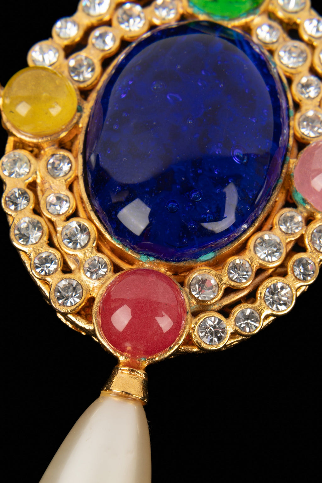 Imposante broche en pâte de verre Chanel