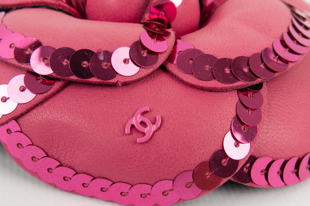 Broche camÃƒÆ’Ã‚Â©lia en cuir Chanel