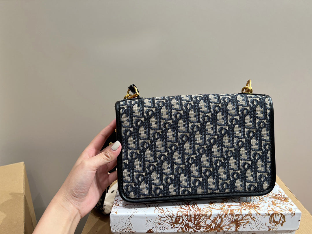 EN - Luxury Bags DIR 364