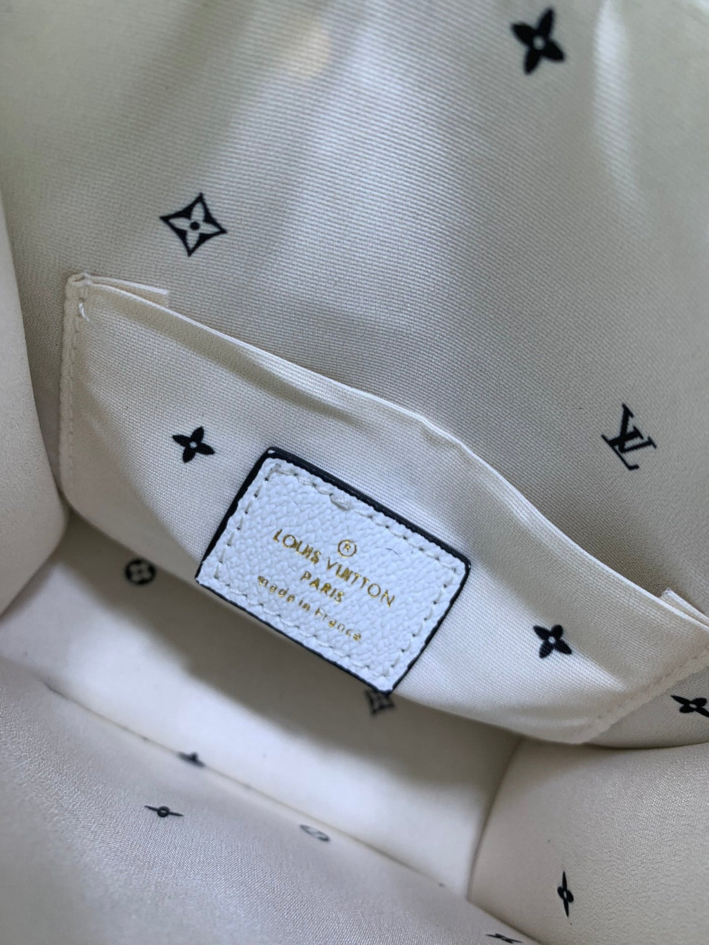 EN - Luxury Bags LUV 823