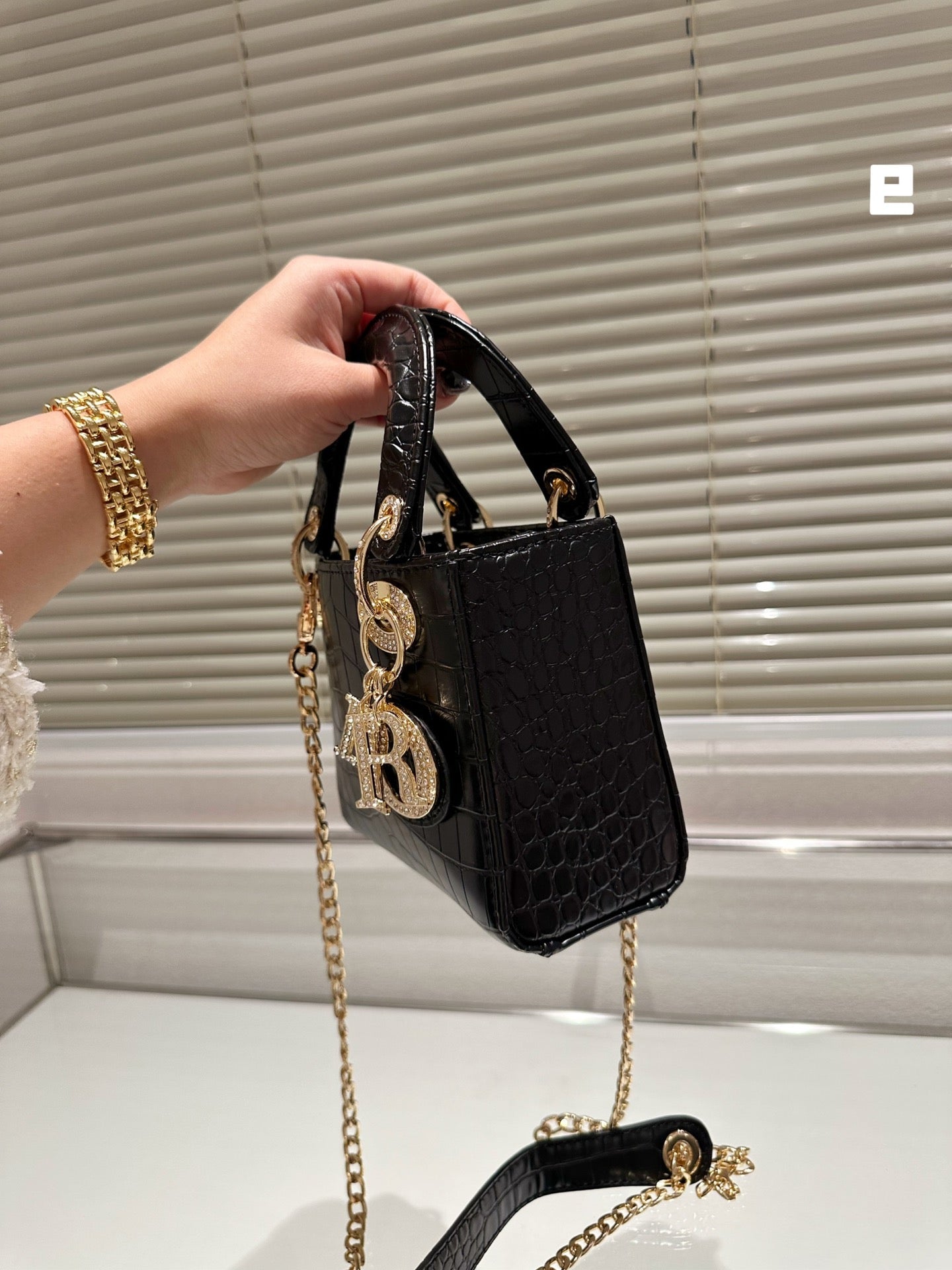 EN - Luxury Bags DIR 369