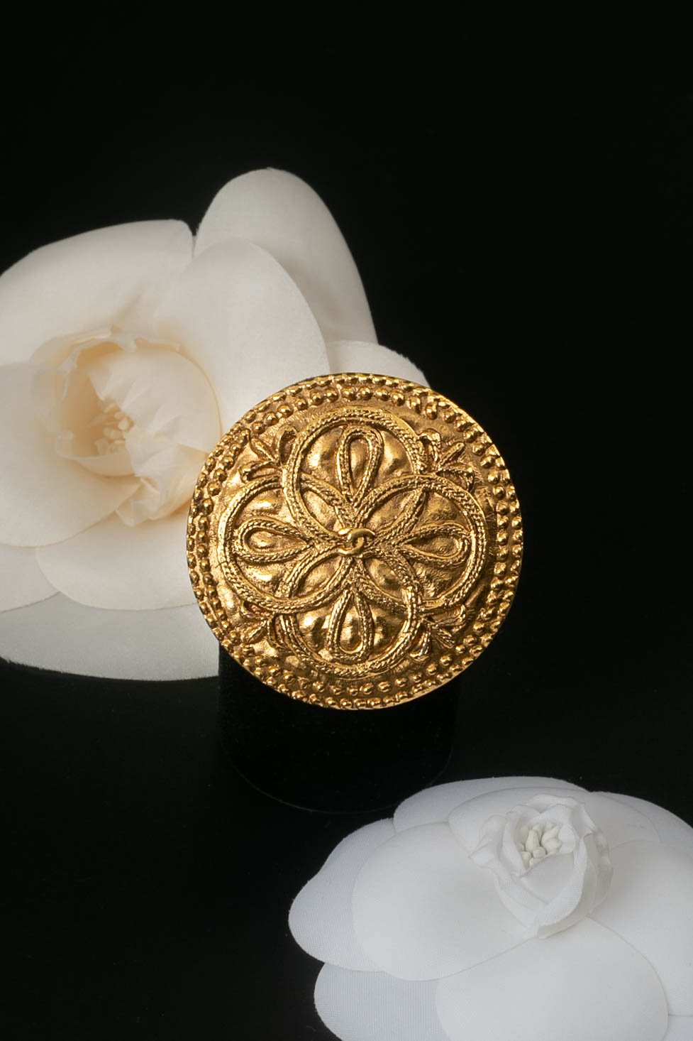 Broche en mÃƒÆ’Ã‚Â©tal dorÃƒÆ’Ã‚Â© Chanel