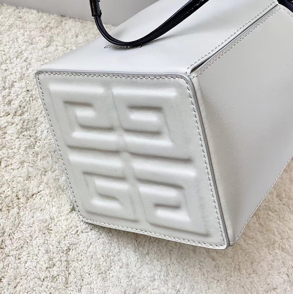 gv Mini Cut Out Bucket Bag Ivory For Women, Handbags, Shoulder Bags 6.3in/16cm GVC GLAMI50NRB1GV-105