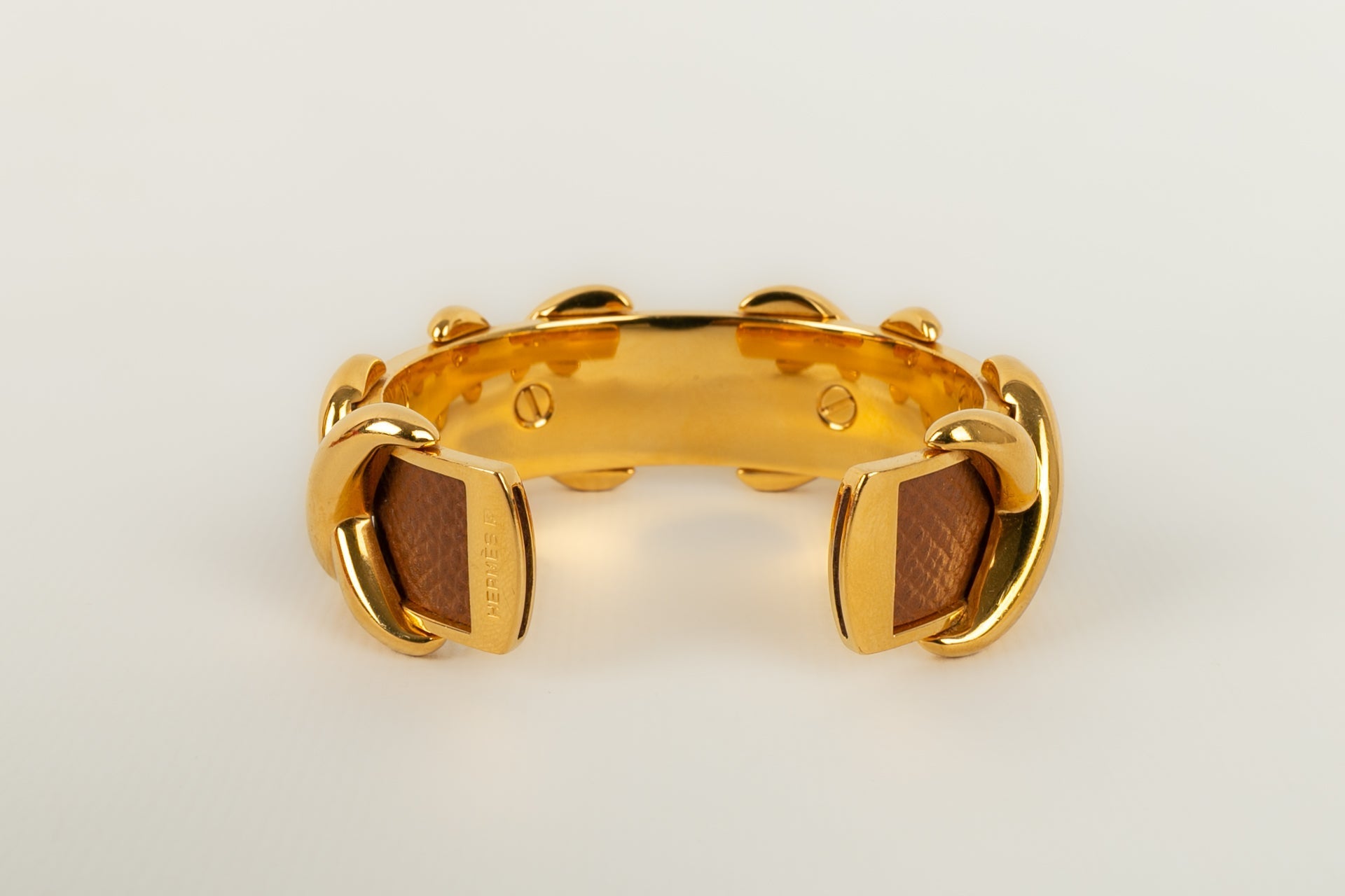 Bracelet en mÃƒÆ’Ã‚Â©tal dorÃƒÆ’Ã‚Â© et cuir HermÃƒÆ’Ã‚Â¨s