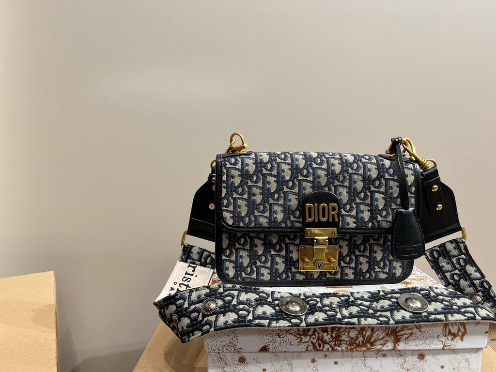 EN - Luxury Bags DIR 364