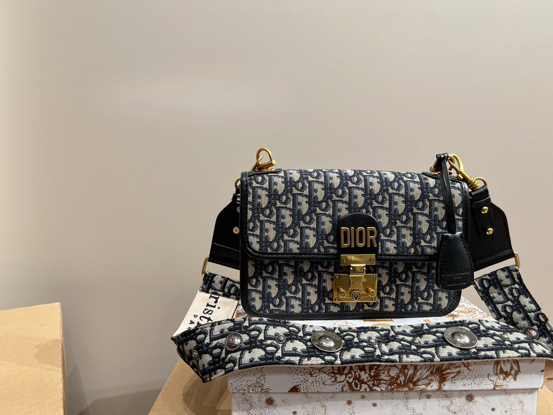 EN - Luxury Bags DIR 364