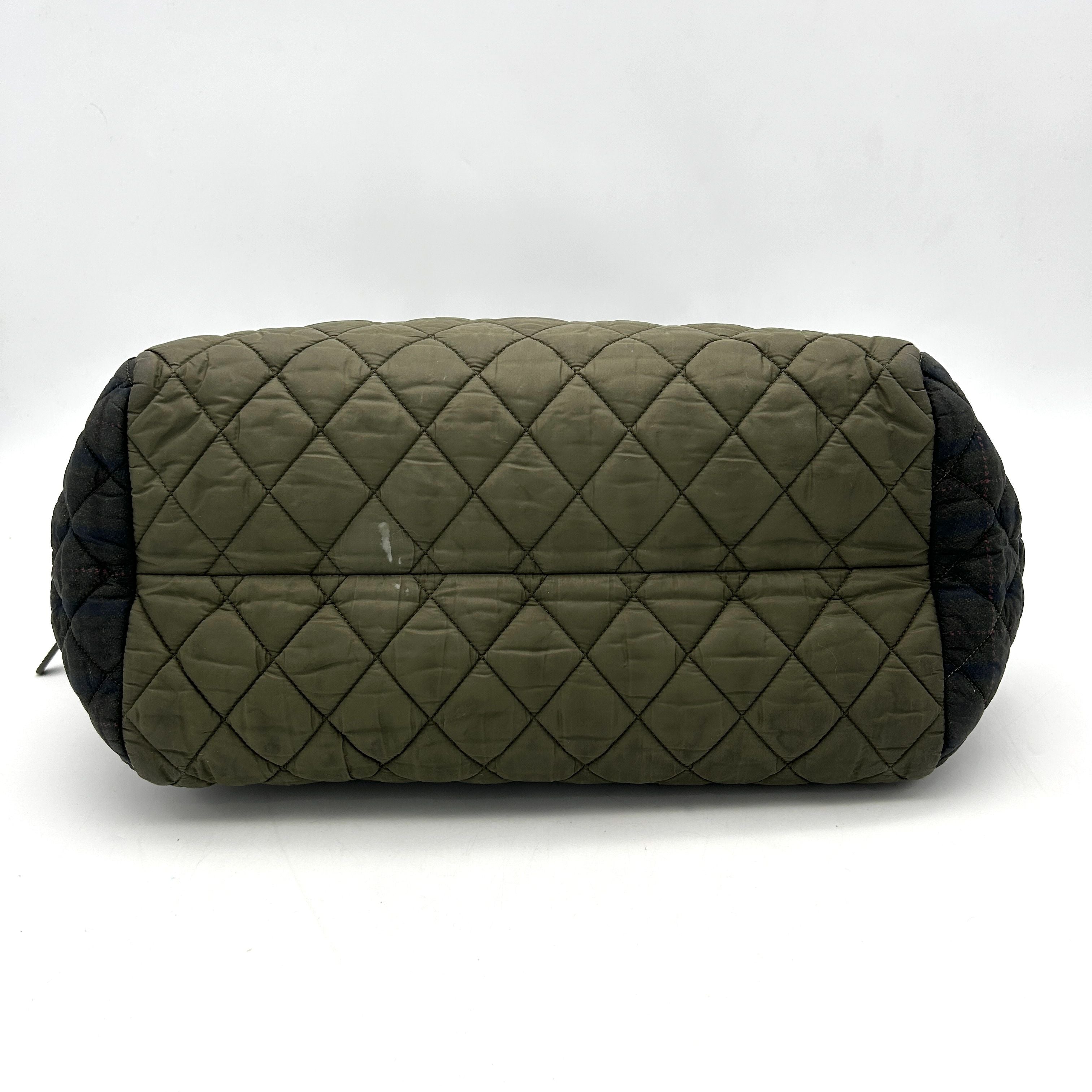 Cocoon cloth handbag Chanel Green in Cloth LA6354